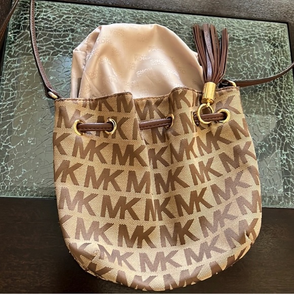 Michael Kors MK Monogram Canvas Tassel Bucket Crossbody Satchel … - Picture 6 of 8